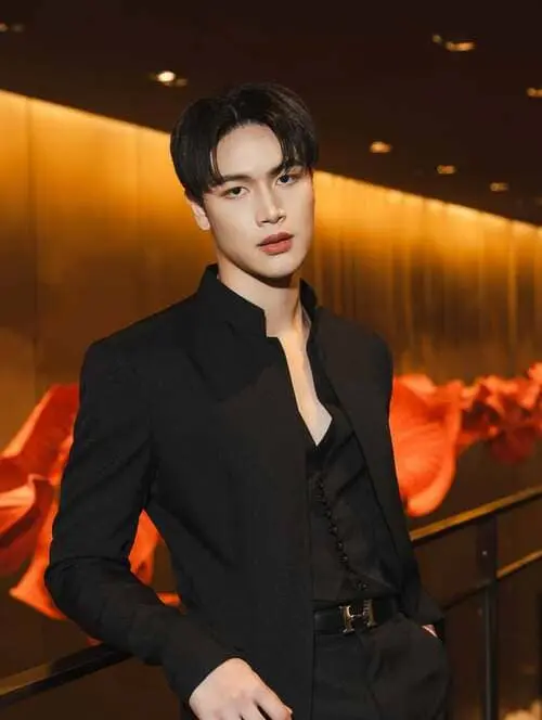 jame-supawit-wongfu-hinh-anh-5 Jame Supawit Wongfu mặc vest đen cổ cao, đứng giữa không gian ánh đèn cam
