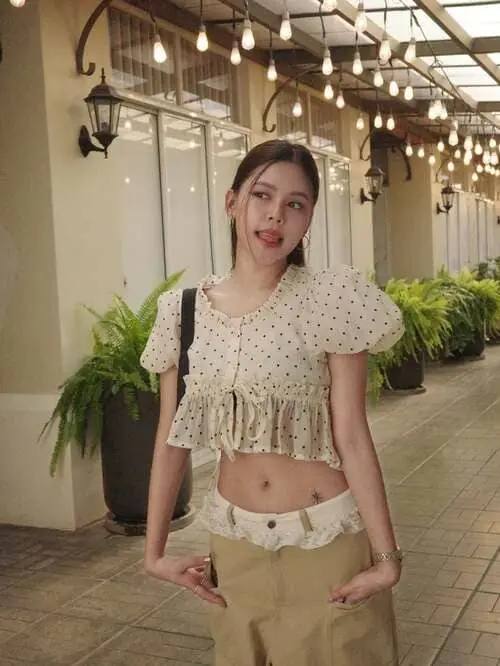 kaimook-rungrat-mengpanit-thu-vien-hinh-anh-1 Kaimook Rungrat mặc áo chấm bi tạo dáng hành lang