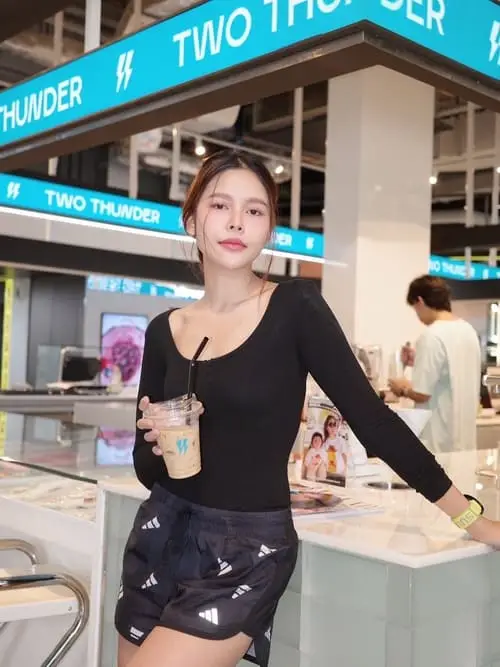 kaimook-rungrat-mengpanit-thu-vien-hinh-anh-2 Diễn viên Thái cầm ly cà phê tại quầy