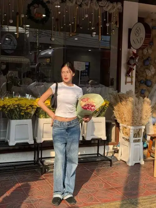kaimook-rungrat-mengpanit-thu-vien-hinh-anh-5 Rungrat Mengpanit cầm bó hoa trước tiệm hoa chiều nắng