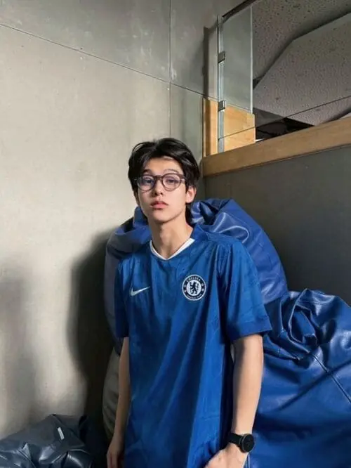 krit-ngamtanakijja-thu-vien-hinh-anh-1 Krit Ngamtanakijja mặc áo Chelsea xanh chụp ảnh trong nhà