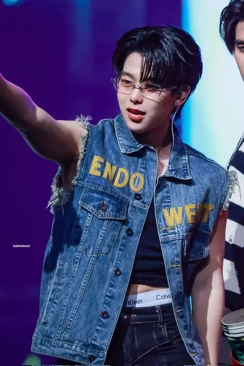 krit-ngamtanakijja-thu-vien-hinh-anh-4 Krit Ngamtanakijja đeo kính, diện áo denim khi biểu diễn