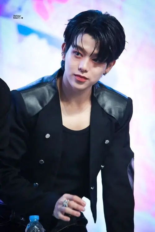 krit-ngamtanakijja-thu-vien-hinh-anh-5 Krit Ngamtanakijja mặc blazer đen ngồi tại sự kiện sân khấu
