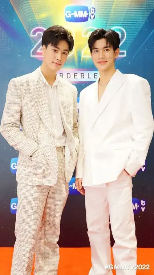 my-school-president-the-series-2022-hinh-anh-2 Gemini Norawit và Fourth Nattawat của My School President diện vest trắng trên thảm đỏ sự kiện GMMTV 2022