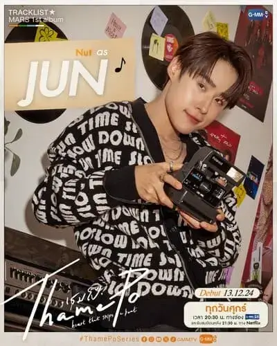 thamepo-the-series-2024-hinh-anh-11 Nhân vật Jun Thamepo The Series cầm máy ghi âm cassette