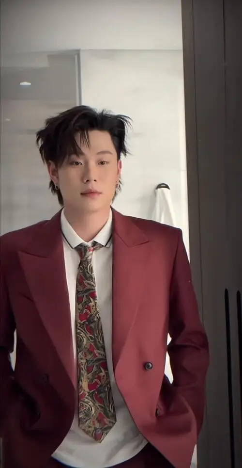 anh-duong-domic-ngau-dep-trai-tong-tai-4 Dương Domic pose cool, outfit đen tối giản