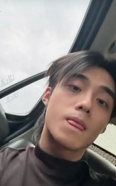 anh-hai-dang-doo-selfie-truoc-guong-deo-kinh-4 Ảnh của Hải Đăng Doo selfie