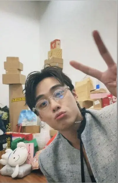 anh-hai-dang-doo-selfie-truoc-guong-deo-kinh-7 Ảnh Hải Đăng Doo đeo kính chụp cận
