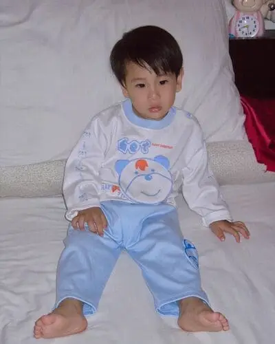 anh-phuwin-tangsakyuen-hoi-nho-luc-be-2 Hình ảnh Phuwin Tangsakyuen lúc nhỏ