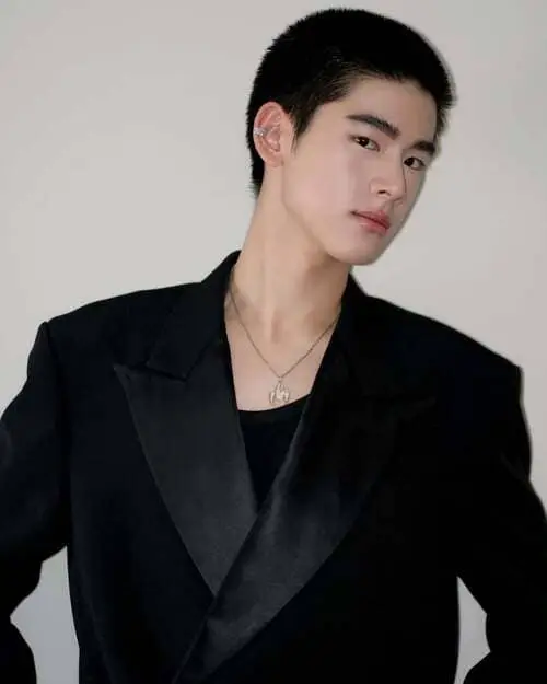 yujeen-aeiyapol-lekpittaya-thu-vien-hinh-anh-5 Yujeen Aeiyapol Lekpittaya bảnh trai trong bộ vest đen