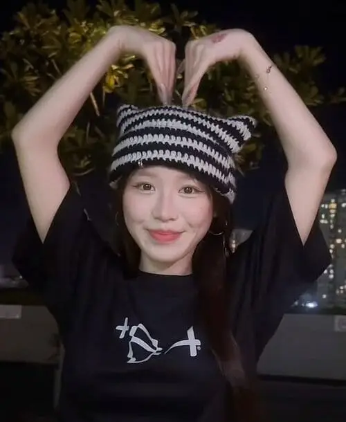 anh-han-sara-cute-de-thuong-2 Han Sara cute dễ thương tạo dáng trái tim đáng yêu