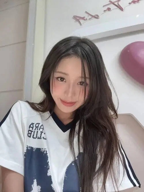 anh-han-sara-cute-de-thuong-3 Chân dung Han Sara dễ thương chụp cận mặt ánh sáng tự nhiên