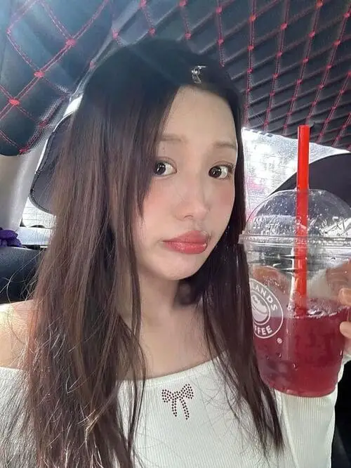 anh-han-sara-cute-de-thuong-4 Han Sara ngồi trên xe cầm ly nước đỏ chụp selfie