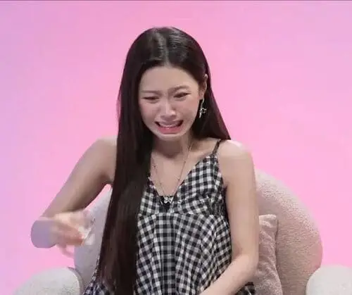 anh-han-sara-dim-hai-1 Han Sara cười lớn biểu cảm hài trước phông nền hồng