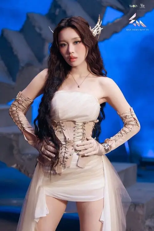 anh-han-sara-em-xinh-say-hi-2 Han Sara Em Xinh Say Hi tạo dáng toàn thân dưới ánh đèn sân khấu
