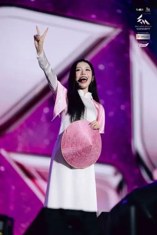 anh-han-sara-em-xinh-say-hi-4 Ảnh Han Sara Em Xinh Say Hi khoảnh khắc trình diễn nổi bật