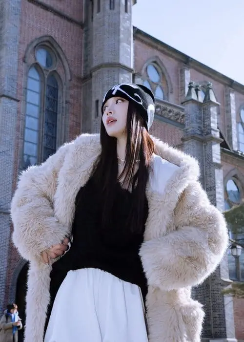anh-han-sara-moi-nhat-2 Han Sara mới nhất pose street style với áo khoác lông trắng