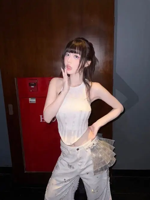 anh-han-sara-moi-nhat-3 Ảnh Han Sara mới nhất outfit trắng tạo dáng trong không gian indoor