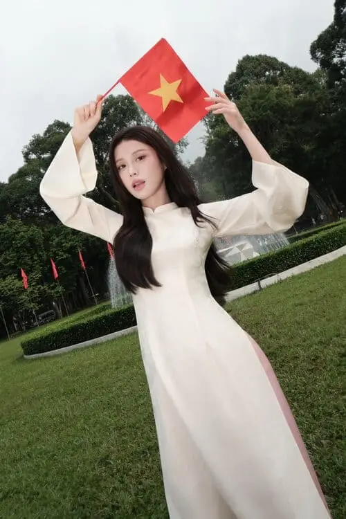 anh-han-sara-moi-nhat-4 Han Sara mặc áo dài trắng cầm cờ Việt Nam chụp ngoài trời
