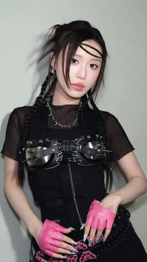 anh-han-sara-moi-nhat-6 Han Sara mới nhất concept futuristic tóc tết và trang phục ấn tượng