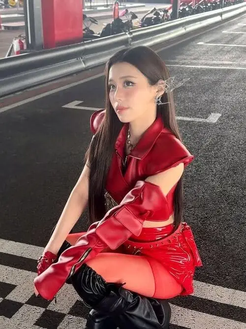 anh-han-sara-red-flag-1 Poster Han Sara chủ đề red flag tông đỏ với chữ cờ đỏ