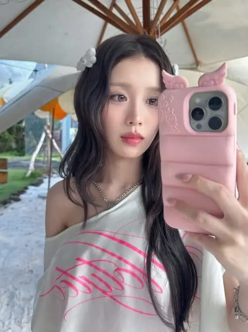 anh-han-sara-selfie-truoc-guong-1 Han Sara selfie trước gương cầm điện thoại hồng tạo dáng