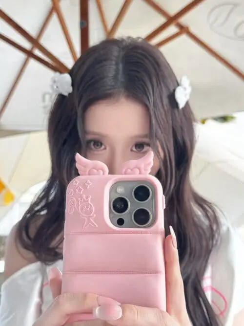 anh-han-sara-selfie-truoc-guong-2 Ảnh Han Sara selfie trước gương chụp cận mặt phong cách nhẹ nhàng
