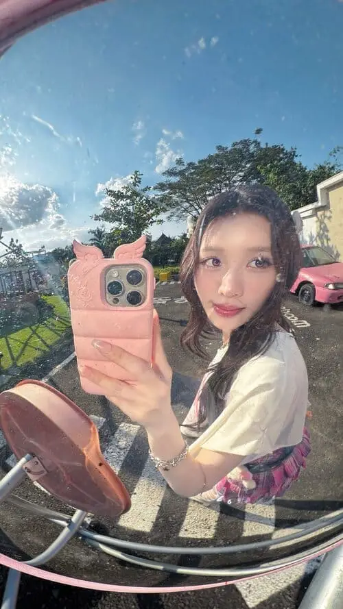anh-han-sara-selfie-truoc-guong-3 Han Sara selfie gương ngoài trời cầm điện thoại hồng hình cánh