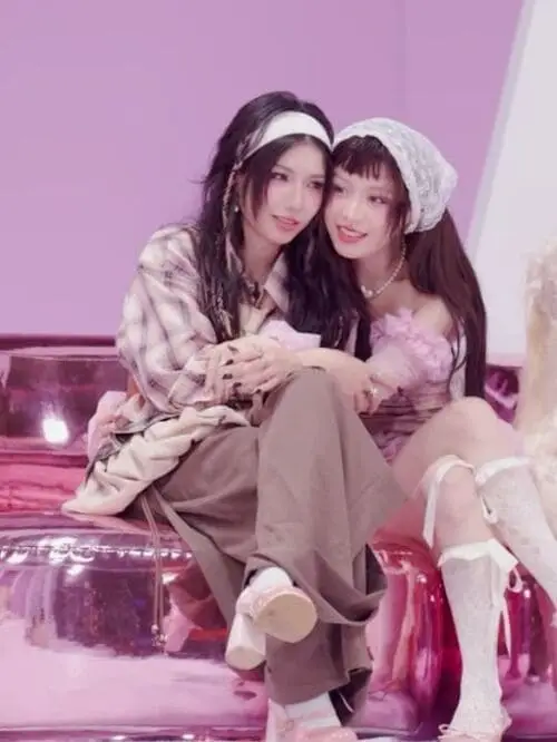 anh-han-sara-va-lyhan-3 Han Sara và Lyhan mặc đồ ngủ ôm nhau chụp ảnh