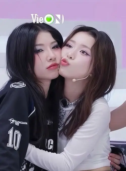 anh-han-sara-va-lyhan-5 Han Sara và Lyhan selfie áp má tạo biểu cảm chu môi