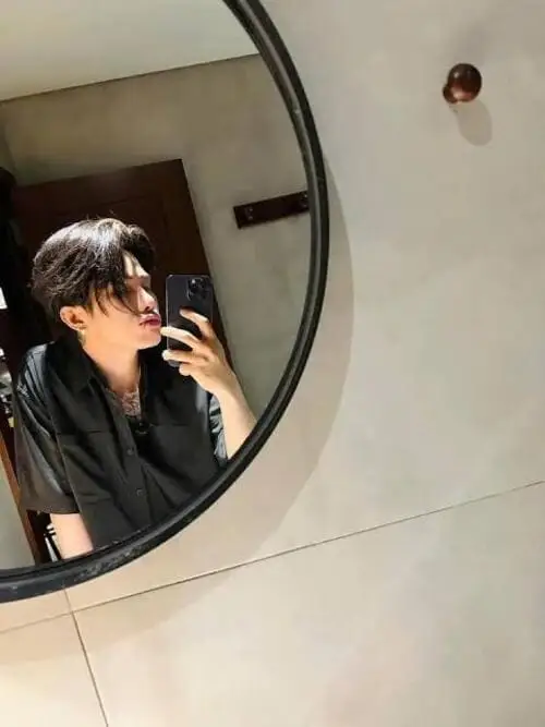 anh-jack-j97-chup-truoc-guong-4 Jack J97 selfie trước gương áo đen cá tính