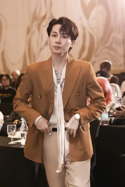 anh-jack-j97-mac-vest-2 Jack J97 vest sang trọng tạo dáng nhìn nghiêng