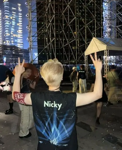 anh-nicky-bong-lung-concert-anh-trai-say-hi-1 Bóng lưng Nicky dưới đèn sân khấu đỏ