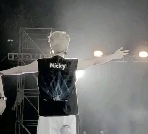 anh-nicky-bong-lung-concert-anh-trai-say-hi-4 Nicky đứng nhìn xa, sân khấu mờ ảo