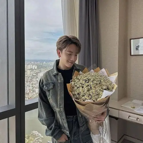 anh-nicky-cam-hoa-3 Nicky ôm hoa trước ngực, vibe lãng mạn