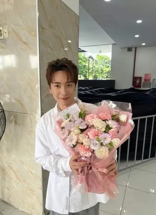 anh-nicky-cam-hoa-4 Idol nhận hoa, ánh mắt Nicky ấm áp