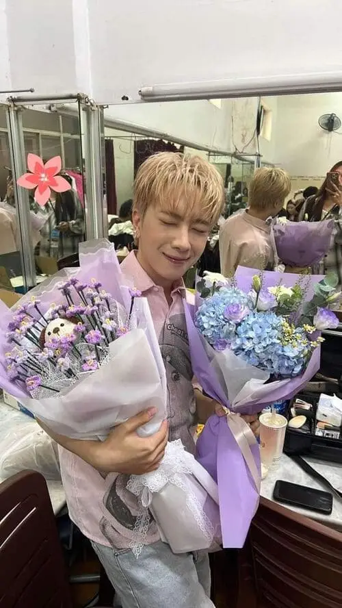anh-nicky-cam-hoa-5 Nicky cầm bó hoa, cười nhẹ dịu dàng
