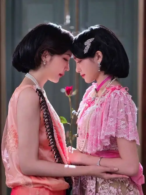im-your-moon-the-series-thu-vien-hinh-anh-1 Hai nữ chính áp trán, nắm tay bên bông hồng đỏ, trang phục Thái
