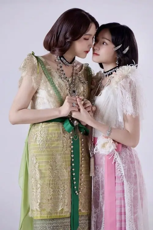 im-your-moon-the-series-thu-vien-hinh-anh-3 Ảnh studio cặp đôi nữ trong trang phục truyền thống Thái, nắm tay nhìn nhau