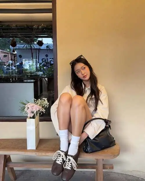 nepjune-nutkitta-poonsukwattana-thu-vien-hinh-anh-6 Nepjune Nutkitta Poonsukwattana ngồi ghế gỗ, outfit casual dễ thương