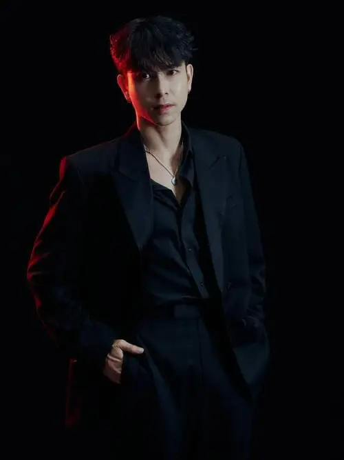 tommy-sittichok-pueakpoolpol-thu-vien-hinh-anh-4 Tommy Sittichok Pueakpoolpol diện suit đen ánh đỏ