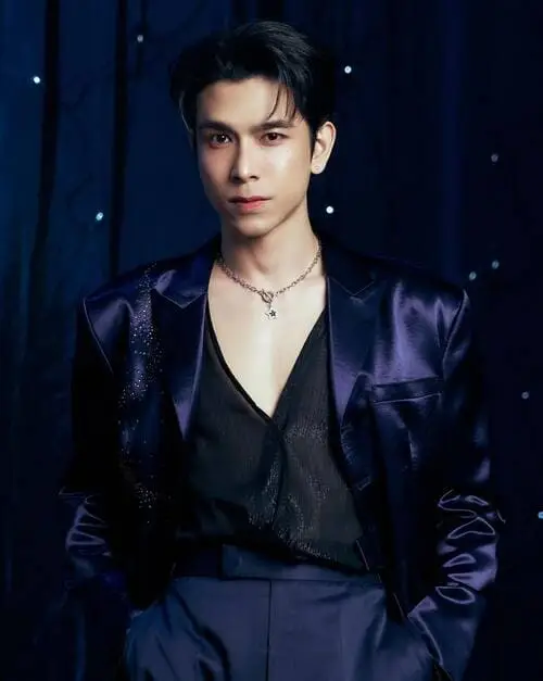 tommy-sittichok-pueakpoolpol-thu-vien-hinh-anh-6 Tommy Sittichok mặc suit xanh tím trên sân khấu