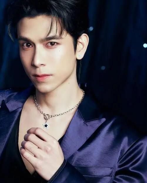 tommy-sittichok-pueakpoolpol-thu-vien-hinh-anh-7 Cận mặt Tommy Sittichok cầm dây chuyền ngôi sao