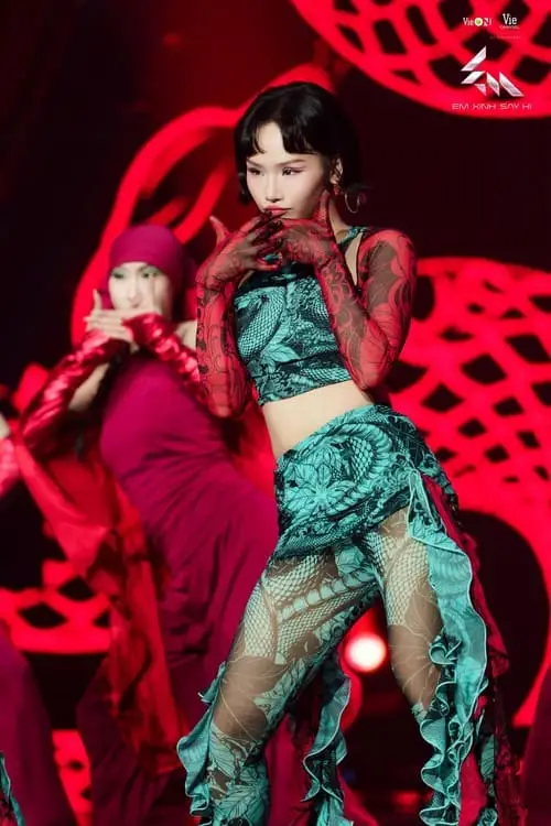 anh-miu-le-em-xinh-say-hi-3 Ảnh Miu Lê Em Xinh Say Hi trên sân khấu