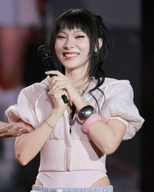 anh-my-my-cuoi-1 Ảnh Mỹ Mỹ cười tươi với biểu cảm rạng rỡ và năng lượng sân khấu tích cực