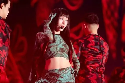 anh-my-my-em-xinh-say-hi-concert-1 Ảnh Mỹ Mỹ Em Xinh Say Hi concert biểu diễn trên sân khấu với outfit nổi bật