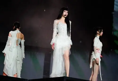 anh-my-my-em-xinh-say-hi-concert-2 Ảnh Mỹ Mỹ Em Xinh Say Hi concert tạo dáng giữa ánh đèn sân khấu