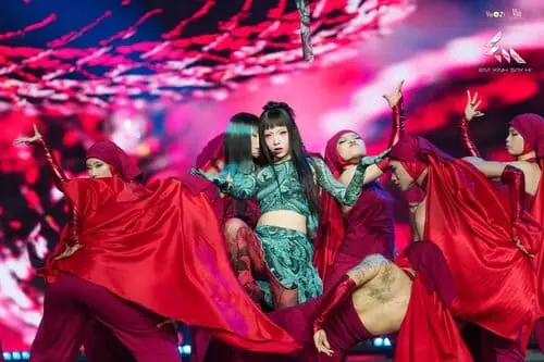 anh-my-my-hinh-nen-ngang-1 Ảnh Mỹ Mỹ hình nền ngang trên sân khấu, bố cục rộng và thần thái nổi bật