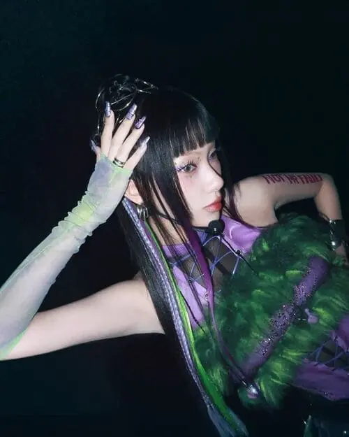 anh-my-my-not-my-fault-1 Ảnh Mỹ Mỹ Not My Fault trong outfit tím xanh, tạo hình sân khấu cá tính