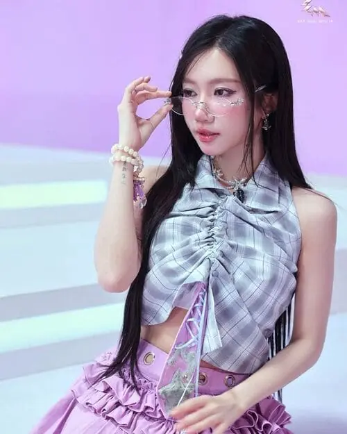 anh-orange-ca-si-de-thuong-1 Ảnh Orange Khương Hoàn Mỹ ca sĩ dễ thương trong set đồ tím hồng, chỉnh kính trên nền pastel